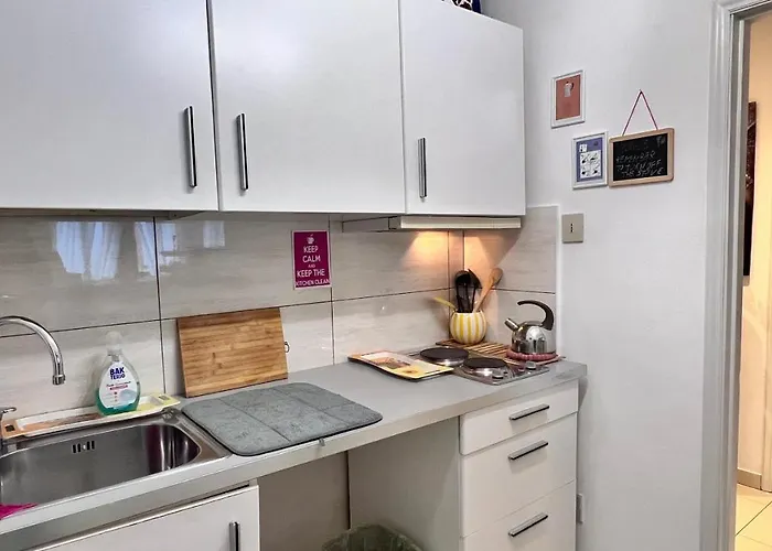 Behind On The Canalside Apartament *